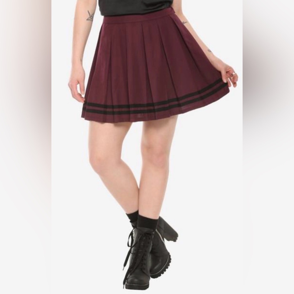 🖤HOT TOPIC BURGUNDY BLACK STRIPED SKIRT SIZE S🖤